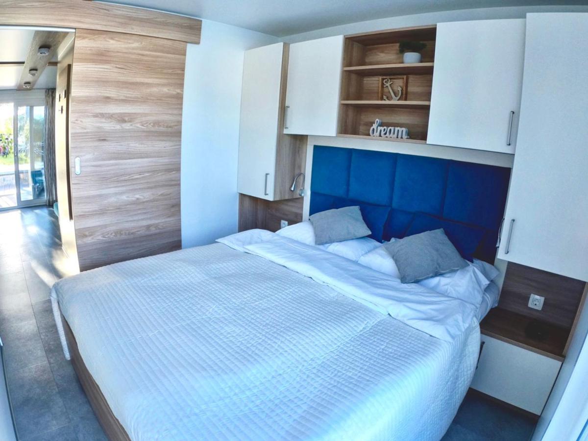 Apartma Bonita Houseboat